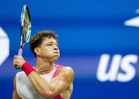 Tennisspieler Ben Shelton USA in Aktion bei den US Open 2023