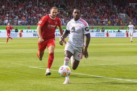 Sheraldo BECKER Union Berlin r. in a duel with Jonas FOEHRENBACH 1. FC Heidenheim