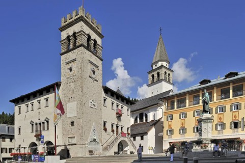 Square with statue of the painter Titian