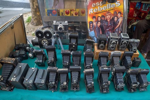 Old bellows cameras for sale at a stall at the Fohmarkt