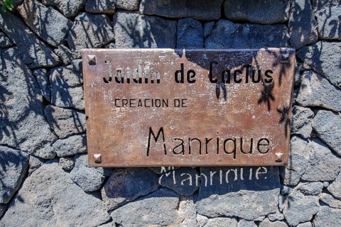 Sign Jardin de Cactus Creacion de Manrique with shadow of name name sign