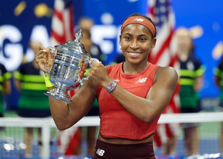 Coco Gauff USA haelt die Trophaee nach ihrem Sieg im Dameneinzel-Finale der US Open 2023