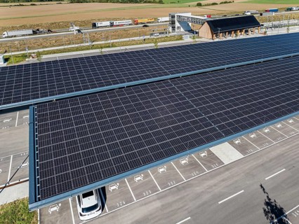 260 charging stations for electric cars under solar roofs at the Alb railway station. The Zweckverband Swabian Alb and the state invested around four million euros for the charging park. Merklingen