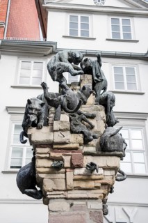 Cat bellows a stele in the old town of Braunschweig