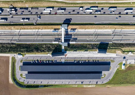260 charging stations for electric cars under solar roofs at the Alb railway station. The Zweckverband Swabian Alb and the state invested around four million euros for the charging park. A8 motorway