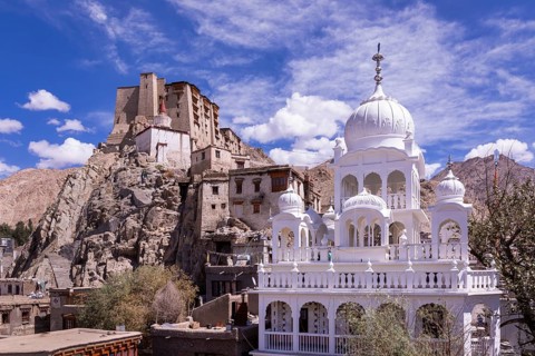 Leh Sikh temple in front of Leh Palace