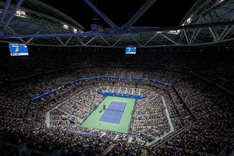 Blick aus der Vogelperspektive auf das Arthur-Ashe-Stadion bei Nacht