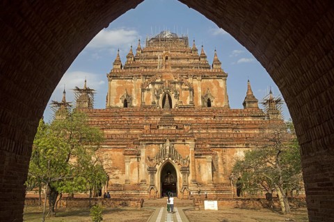 Tourists visiting the Dhammayangyi Temple