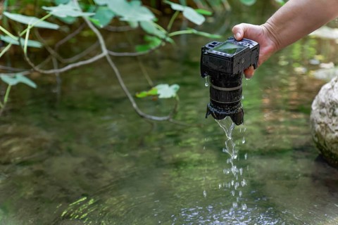 A reflex camera accidentally falls into the river