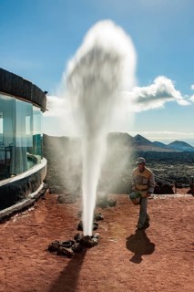 Demonstration of effect of geothermal heat by volcanism with fountain of heated boiling water