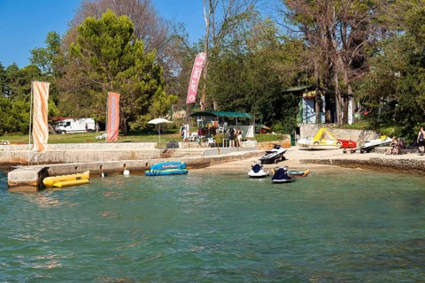 Beach on the stone coast of Spadici