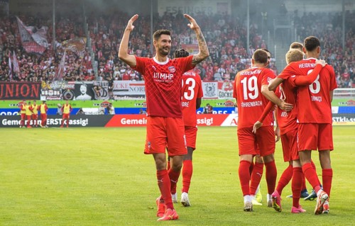 Tim Kleindienst 1. FC Heidenheim l. urges the fans to cheer