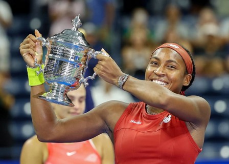 Coco Gauff USA haelt die Trophaee nach ihrem Sieg im Dameneinzel-Finale der US Open 2023