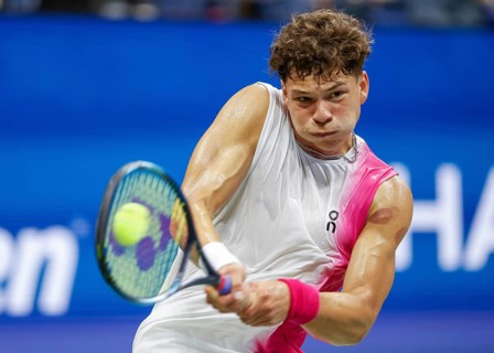 Tennisspieler Ben Shelton USA in Aktion bei den US Open 2023