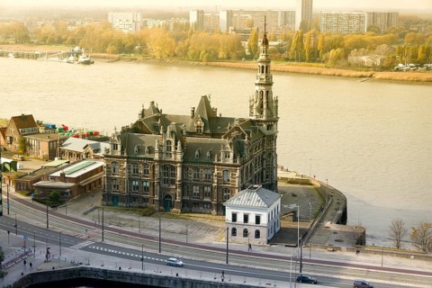 Pilot building on the Scheldt in the Eilandje district