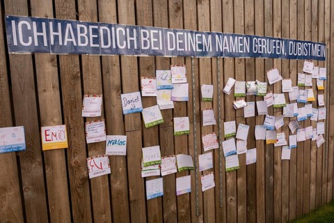 Notes with names of visitors on a pinboard at the ecumenical stand of the Protestant and Catholic churches at the Federal Horticultural Show