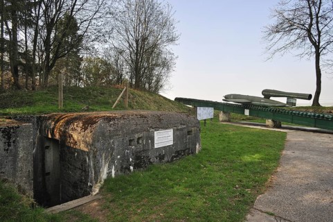 Firing control bunker and launching ramp with flying bomb