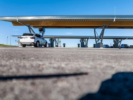 260 charging stations for electric cars under solar roofs at the Alb railway station. The Zweckverband Swabian Alb and the state invested around four million euros for the charging park. Merklingen