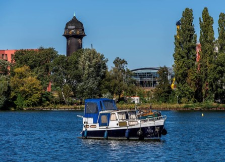 Rummelsburger See with water tower at Ostkreuz station