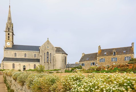 Eglise Notre-Dame-du-Bon-Secours church and stone house