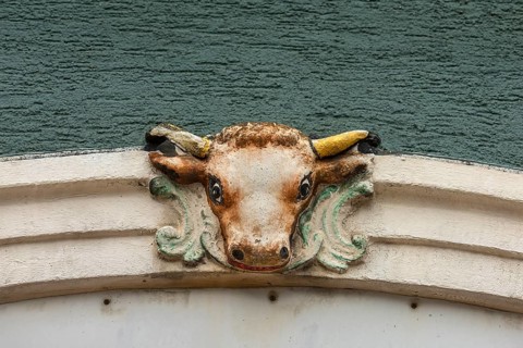 Ox head from 1762 above a former butcher's shop