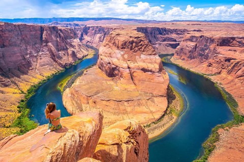 Young tourist girl with green dress in Horseshoe Bend