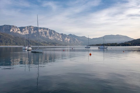 Attersee in front of Hoellengebirge