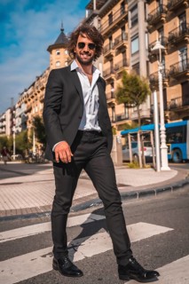 Street style an elegant black suit