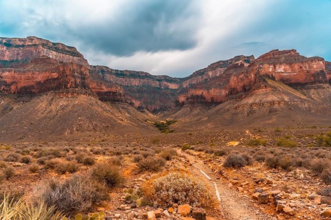 The road along the Bright Angel Trailhead at the Tonto West turnoff