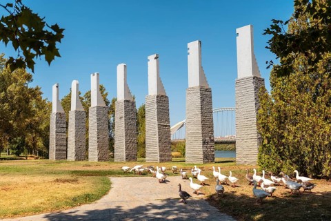 Nature and ducks at the Monument to the Seven Chairs next to the river in Merida