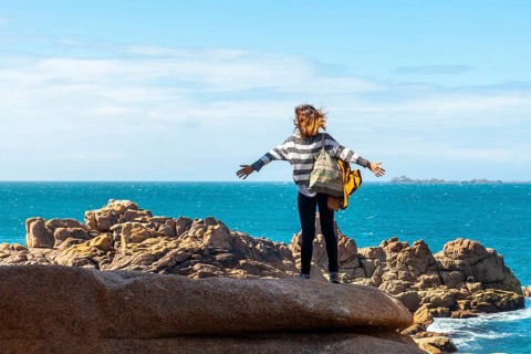 A young woman looking at the sea along Lighthouse Mean Ruz