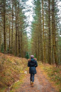 A young woman walking through the Otzarreta Forest in the Gorbea natural park