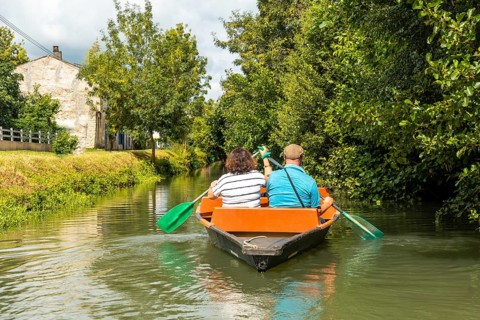 A couple rowing the boat sailing between La Garette and Coulon