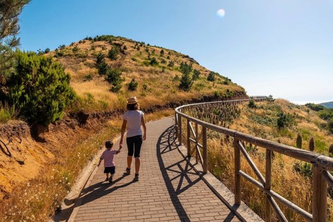 A mother with her son at the Miradouro do Paredao viewpoint