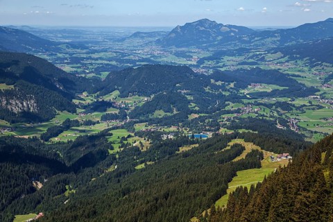 View from the Fellhorngrat ridge hiking trail into the Illertal valley