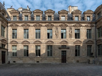 Historic Hotel de Sully