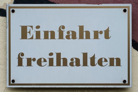 Sign with the inscription Keep driveway clear