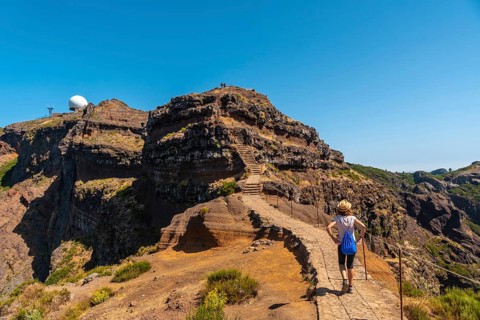 A young tourist on the trail to Pico do Arieiro from Ninho da