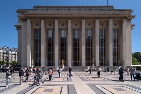Tourists on the Place du Trocadero