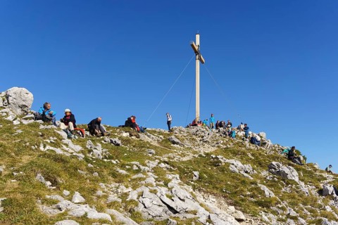 Many hikers at the summit of the Benediktenwand