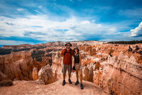 A couple in Beautiful peaks on the trekking Queens Garden Trail in Bryce National Park