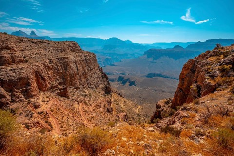 The zigzag of the South Kaibab Trailhead trekking descent. Grand Canyon
