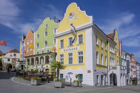 Upper town square with town hall and Hotel Stiegenwirt