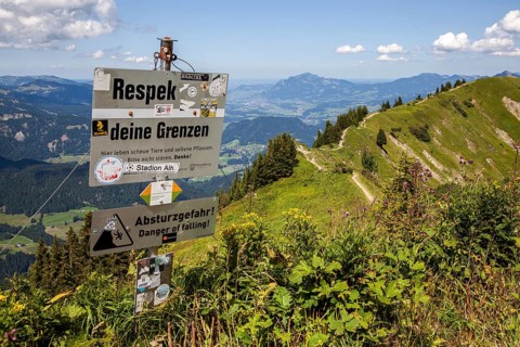 Sign on the Fellhorngrat ridge trail between the Fellhorn summit and Soellerkopf