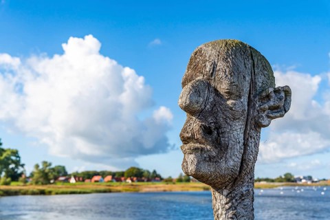 Wooden sculpture at the Utkiek viewpoint with a view over the Greifswalder Bodden