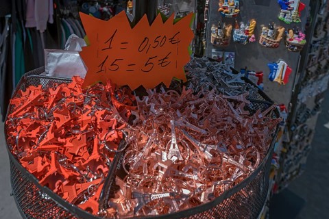 Eifel Tower Keychain in a Chute