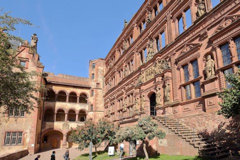 Castle courtyard with Glass Hall and Pharmacy Museum