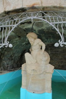 Sculpture with market fountain at the grotto