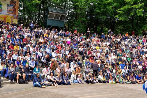 Spectators at the Vesak festival of the Thai community in Westpark
