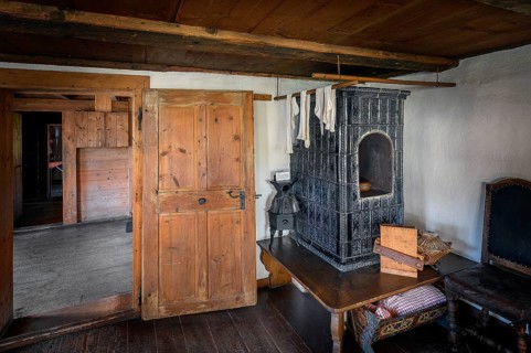 Parlour with tiled stove in the Swabian Open Air Museum